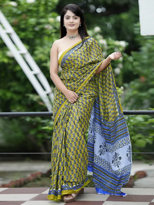 Women's Cotton White Printed Designer Saree With Blouse Piece Loose Fit Blouse